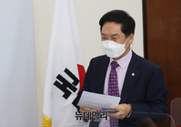 [포토] 기자간담회 입장하는 김기현 원내대표 