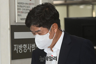 [포토] 법정 향하는 백원우 전 청와대 민정비서관
