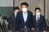 [포토] 청와대 울산시장 선거개입 의혹 공판 출석하는 황운하 민주당 의원