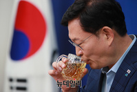 [포토] 물 마시는 송영길 더불어민주당 대표