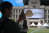 [포토] 광복절 앞두고 서울광장에 걸린 광복군 군복