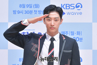 [포토] 배우 진영 '늠름한 거수경례'