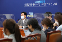 [포토] 기자들의 질문에 답하는 송영길 민주당 대표