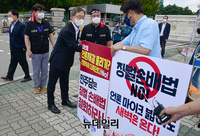 [포토] 언론중재법 반대  KBS노조 1인 집회 현장 찾은 최재형