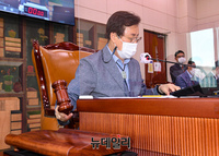 [포토] 의사진행 하는 도종환 문화체육관광위원장