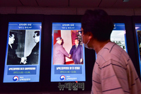 [포토] 서울 1호선 4개 역사에 남북대화 50년 기념 디지털사진 전시