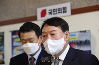 [포토] 기자들의 질문에 답하는 윤석열 예비후보