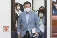 [포토] 입장하는 윤호중 더불어민주당 원내대표