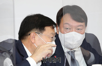 [포토] 정점식 의원과 대화 나누는 윤석열 예비후보