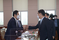 [포토] 인사 나누는 황희 장관과 최형두 의원