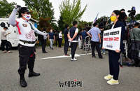 [포토] 이재용 부회장 가석방, 환영 VS 반대 1인시위