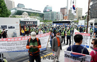 [포토] 1인 걷기대회 맞서 광화문 곳곳에 설치된 차벽과 펜스