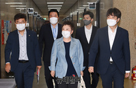 [포토] 입장하는 이준석 국민의힘 대표와 지도부