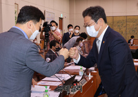 [포토] 의원들과 인사 나누는 황희 문화체육관광부 장관