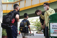 [포토] 개학 첫날, 학생들 맞이 하는 조희연 교육감