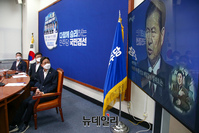 [포토] 김대중 대통령 영상 시청하는 민주당 지도부