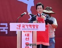 [포토] 행주치마 입고 대선공약 발표하는 허경영