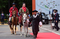 [포토] 행주산성서 백마 타고 등장한 허경영