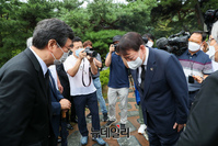 [포토] 인사 나누는 윤석열·김홍업