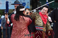 [포토] 백마타고 장군복장으로 등장한 허경영...행주산성서 대선출마