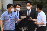 [포토] 가석방 후 첫 재판 출석하는 이재용 삼성전자 부회장