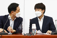 [포토] 대화 나누는 이준석·김기현