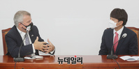 [포토] 환담 나누는 이준석 대표와 주한 사이먼 스미스 영국대사