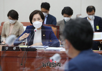 [포토] 답변하는 유은혜 사회부총리