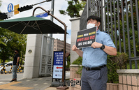 [영상] 비상쟁의대책위 전환한 KBS 언론노조, 방통위 앞에서 1인시위 돌입