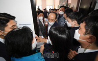 [포토] 문체위 진입 시도하는 국민의힘 의원들