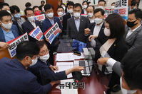 [포토] 도종환 위원장에 항의하는 국민의힘 의원들