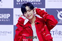 [포토] 크래비티 정모 "저녁 8시 네이버V 라이브서 만나요"