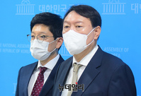 [포토] 기자들의 질문에 답하는 윤석열 대선 예비후보