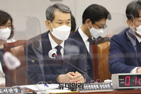 [포토] 질의 경청하는 이상철 국가인권위 상임위원