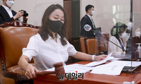 [포토] 의사봉 두드리는 이재정 위원장 권한대행
