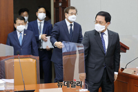 [포토] 국회 운영위 전체회의 참석한 유영민 靑 비서실장