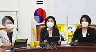 [포토] 의원총회 참석한 심상정 정의당 의원