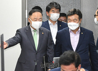 [포토] 당정협의 참석하는 윤호중·홍남기
