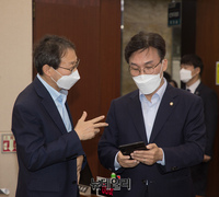 [포토] 보건복지위 전체회의서 대화나누는 김민석 위원장과 김성주 의원