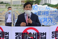 [포토] 언론중재법 개정안 반대 1인 시위 나선 심재철 전 국회부의장