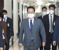 [포토] 정보위 이동하는 박지원 국정원장