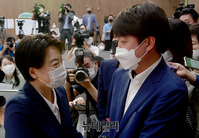 [포토] 윤희숙 의원직 사퇴, 이준석 눈물의 만류
