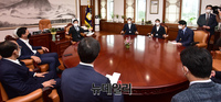 [포토] 한자리에 모인 국회의장과 여야 원내대표