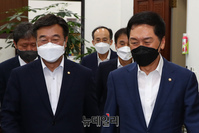 [포토] 국회의장실 입장하는 윤호중·김기현