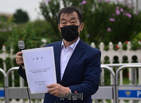 [포토] 이재명 경기지사 고발장 든 전철협 대표