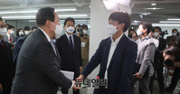 [포토] 인사 나누는 이준석 대표와 윤석열 예비후보