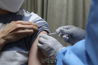 [포토] 18~49세 청장년층 사전예약자 백신접종 시작