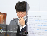 [포토] 마스크 고쳐쓰는 이준석 국민의힘 대표