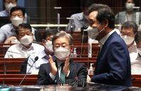 [포토] 단상으로 향하는 이낙연, 박수치는 이재명