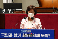 [포토] 인사말 하는 추미애